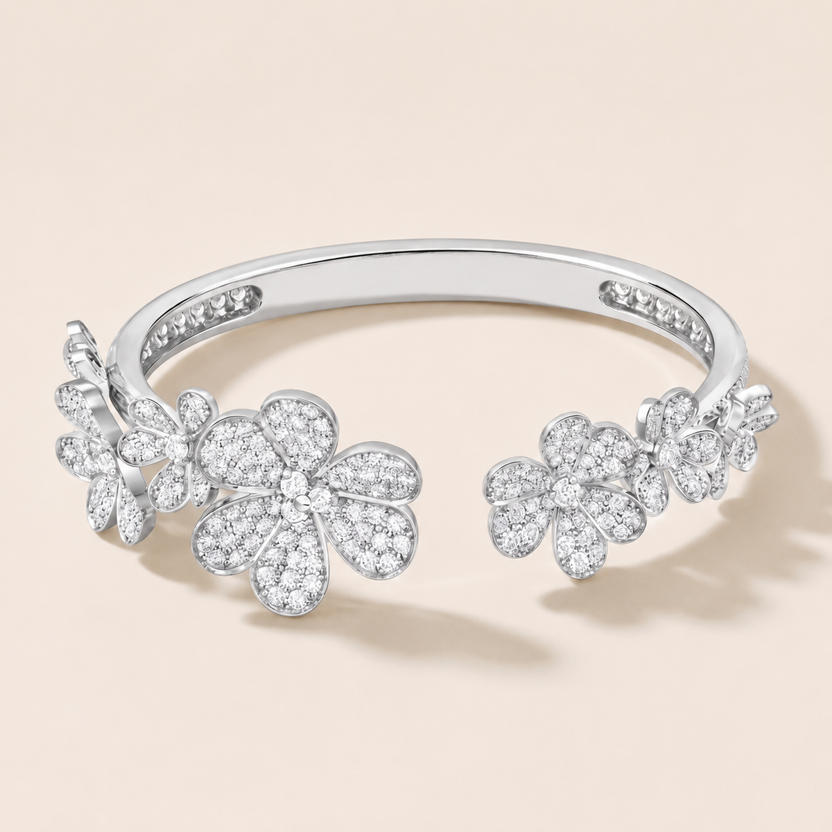 Frivole Seven Flowers Pavé Diamonds Bracelet