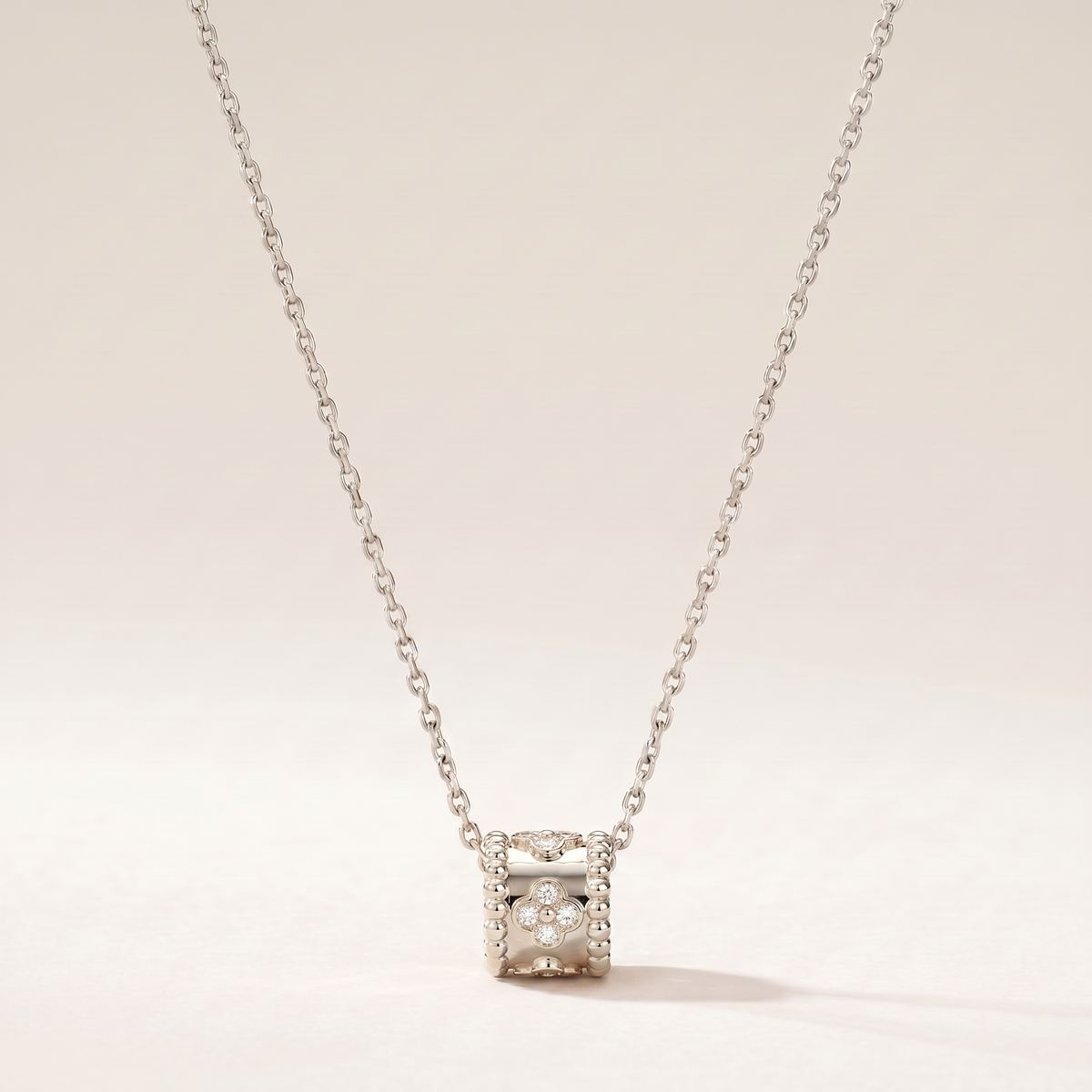 Perlée Diamonds Clovers Pendant Necklace