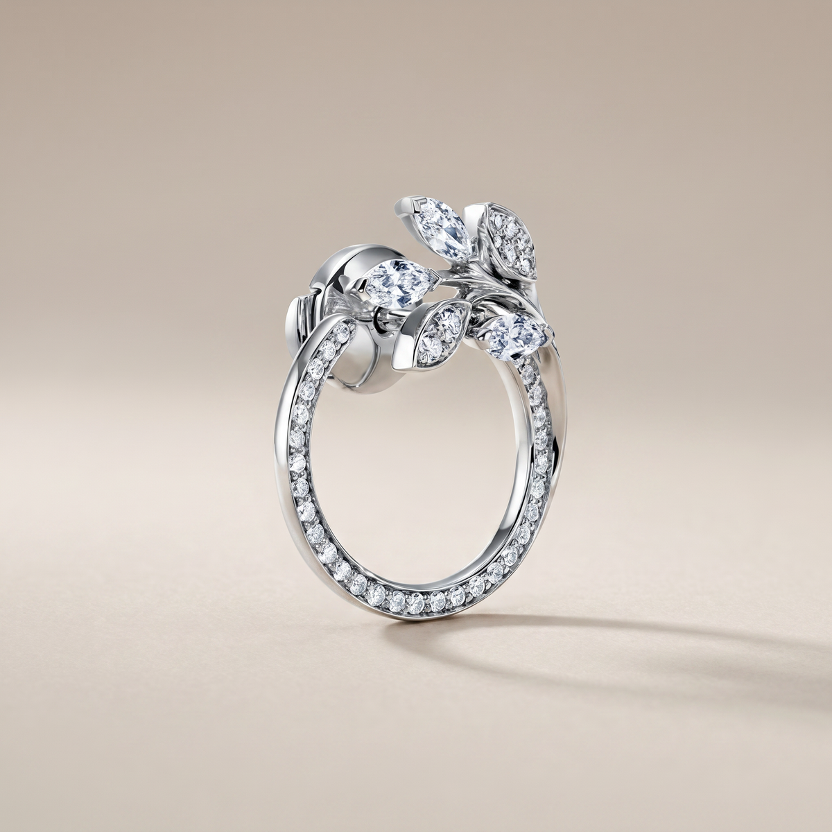 Vine Circle Pavé Diamonds Earrings